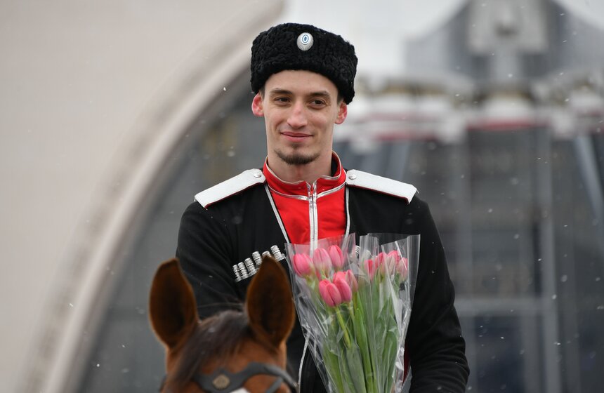 Всадники Кремлевской школы верховой езды поздравили женщин с 8 марта 2 фото