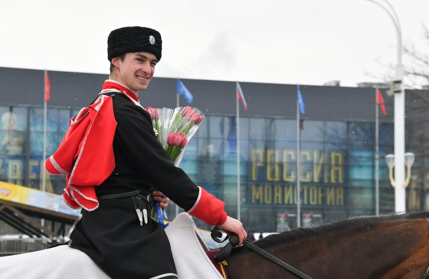 Всадники Кремлевской школы верховой езды поздравили женщин с 8 марта 21 фото