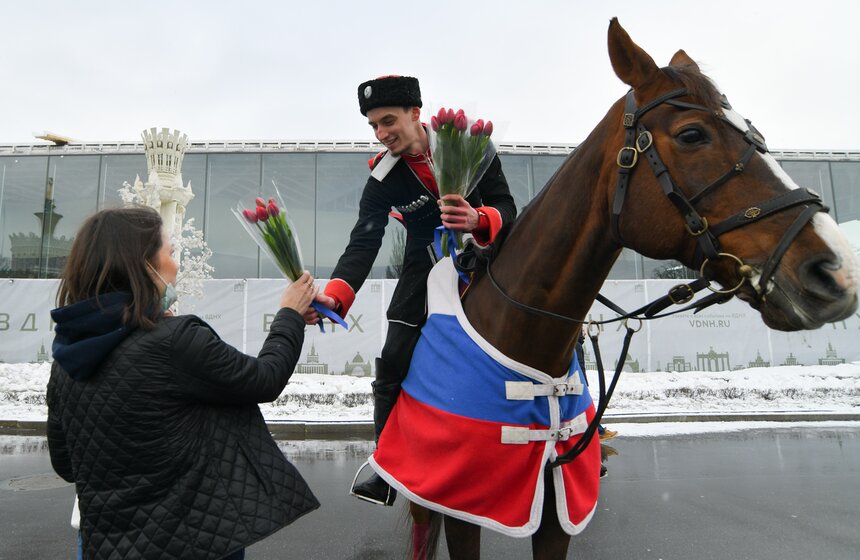 Всадники Кремлевской школы верховой езды поздравили женщин с 8 марта 9 фото