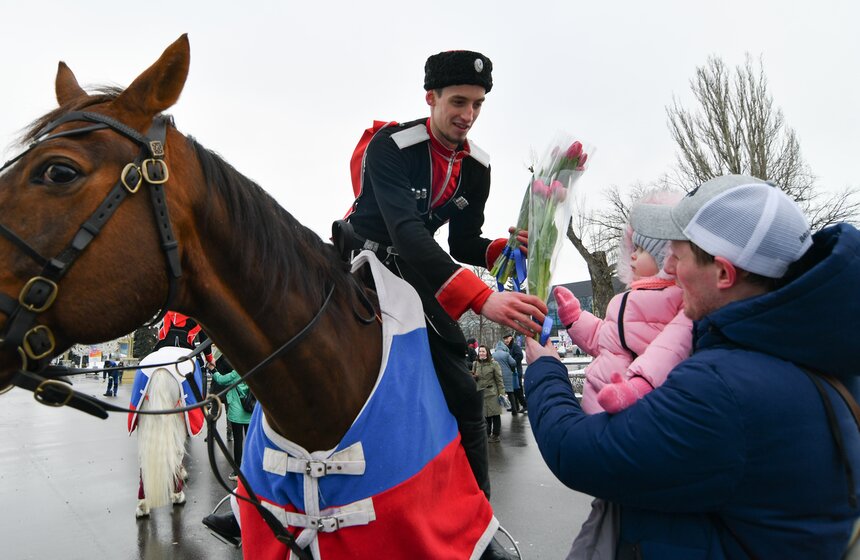 Всадники Кремлевской школы верховой езды поздравили женщин с 8 марта 8 фото