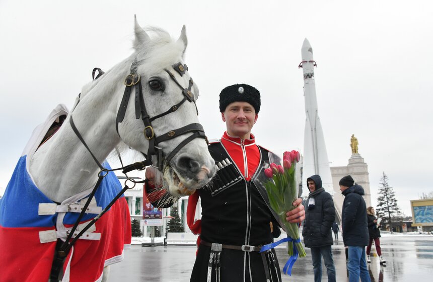 Всадники Кремлевской школы верховой езды поздравили женщин с 8 марта 20 фото