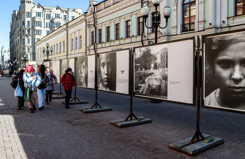 На Арбате открылась фотовыставка "Посмотри в глаза Донбассу" 10 фото