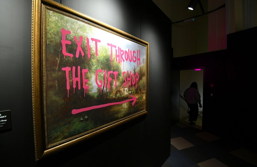 Выставка "Найти Бэнкси" проходит на ВДНХ 24 фото