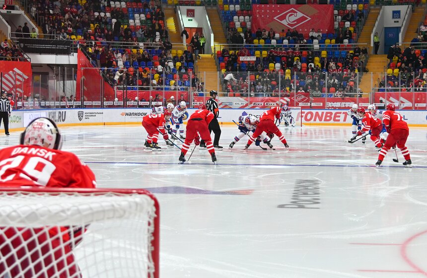 СКА вышел вперед в серии второго раунда плей-офф КХЛ со "Спартаком" 3 фото