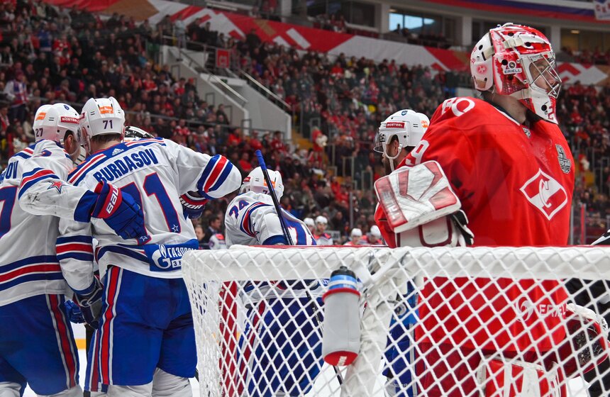 СКА вышел вперед в серии второго раунда плей-офф КХЛ со "Спартаком" 18 фото