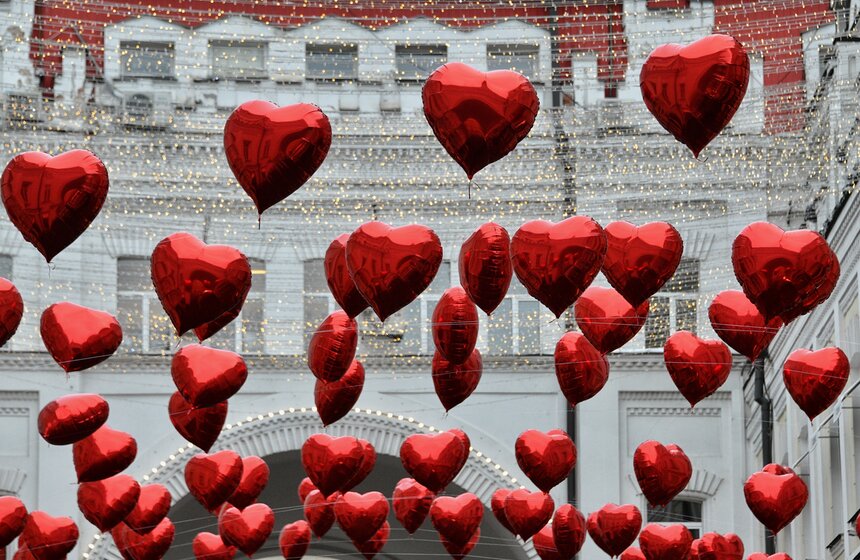 Третьяковский проезд украсили ко Дню святого Валентина  2 фото