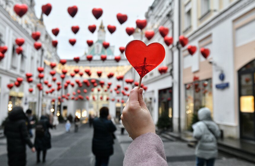 Третьяковский проезд украсили ко Дню святого Валентина  5 фото