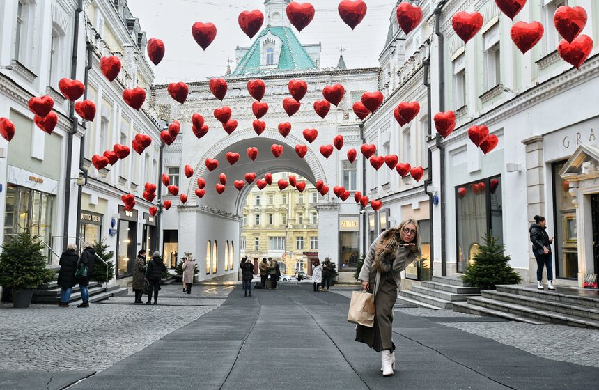 Третьяковский проезд украсили ко Дню святого Валентина  4 фото