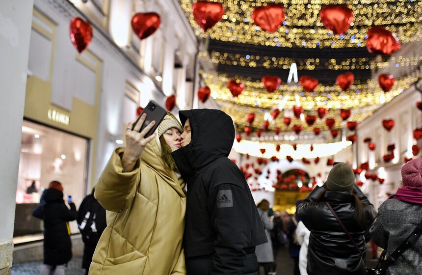 Третьяковский проезд украсили ко Дню святого Валентина  17 фото