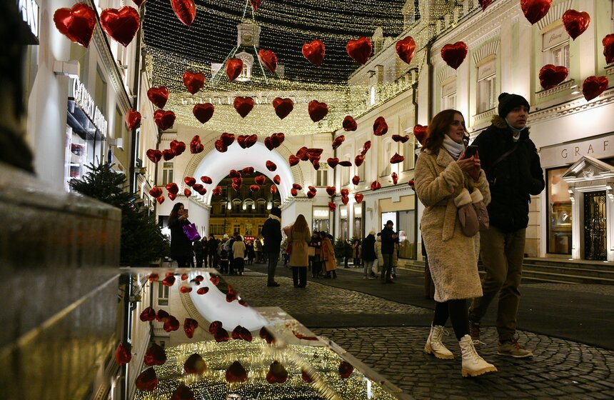 Третьяковский проезд украсили ко Дню святого Валентина  19 фото