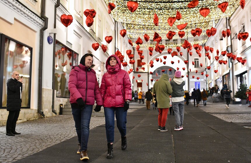 Третьяковский проезд украсили ко Дню святого Валентина  18 фото