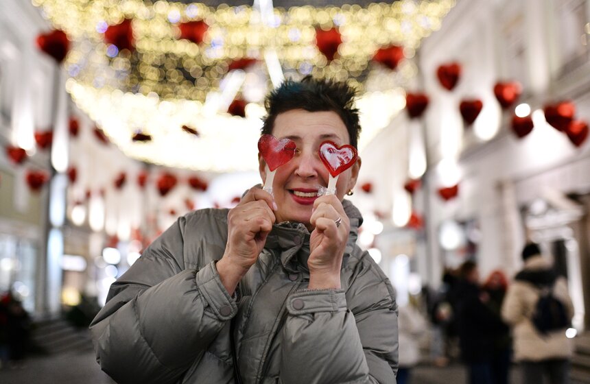 Третьяковский проезд украсили ко Дню святого Валентина  14 фото