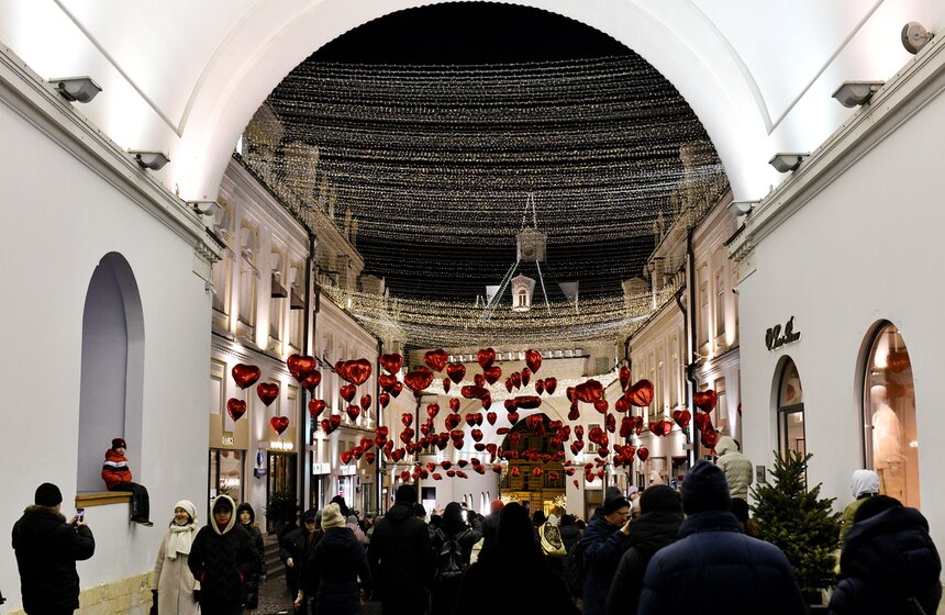 Третьяковский проезд украсили ко Дню святого Валентина  20 фото