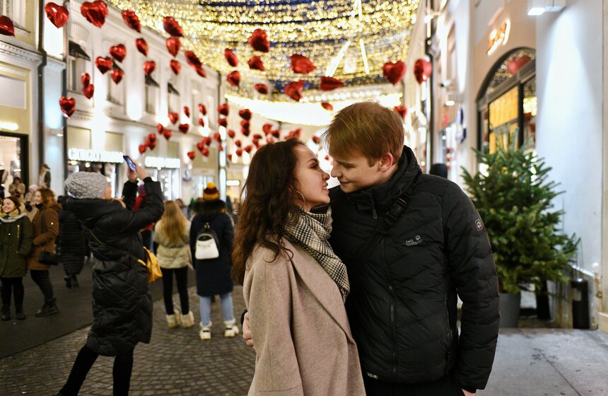 Третьяковский проезд украсили ко Дню святого Валентина  10 фото