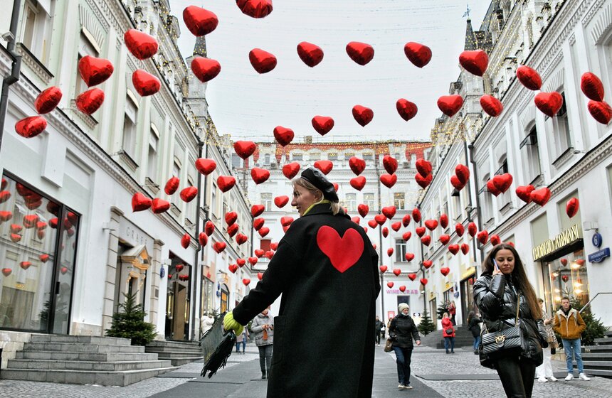 Третьяковский проезд украсили ко Дню святого Валентина  8 фото