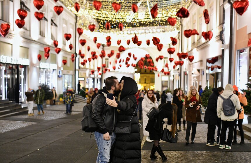 Третьяковский проезд украсили ко Дню святого Валентина  22 фото