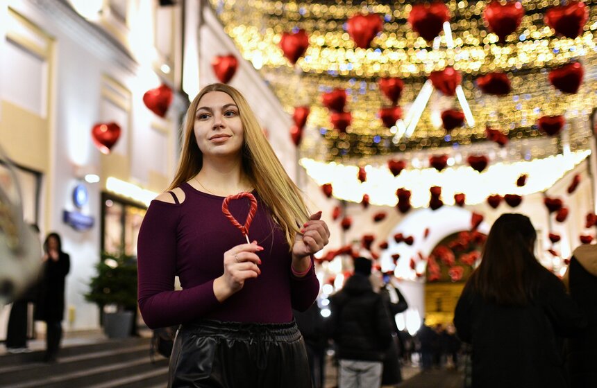 Третьяковский проезд украсили ко Дню святого Валентина  21 фото