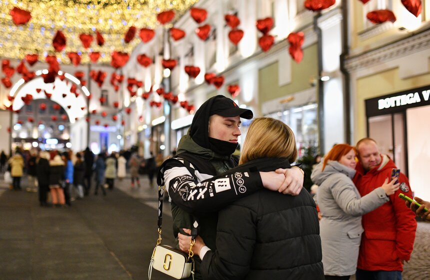 Третьяковский проезд украсили ко Дню святого Валентина  24 фото