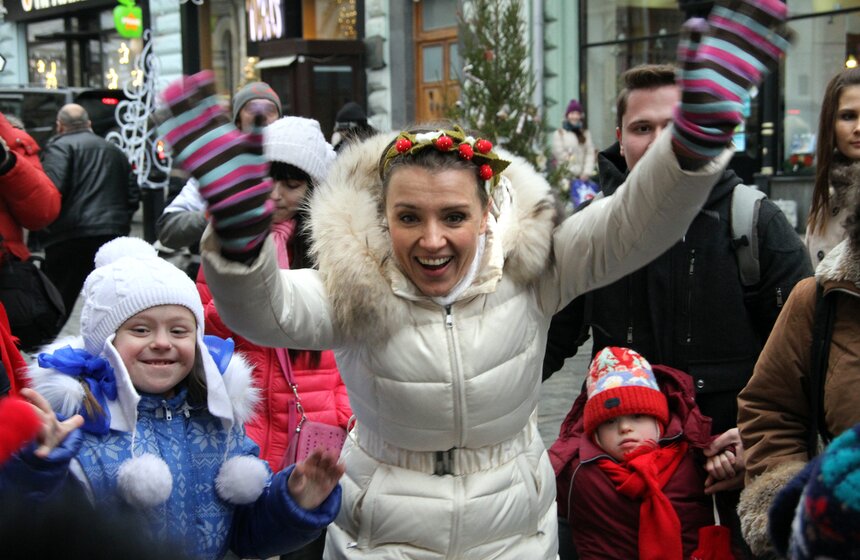В Москве прошел праздник "Удивительные елки-удивительным детям" 3 фото