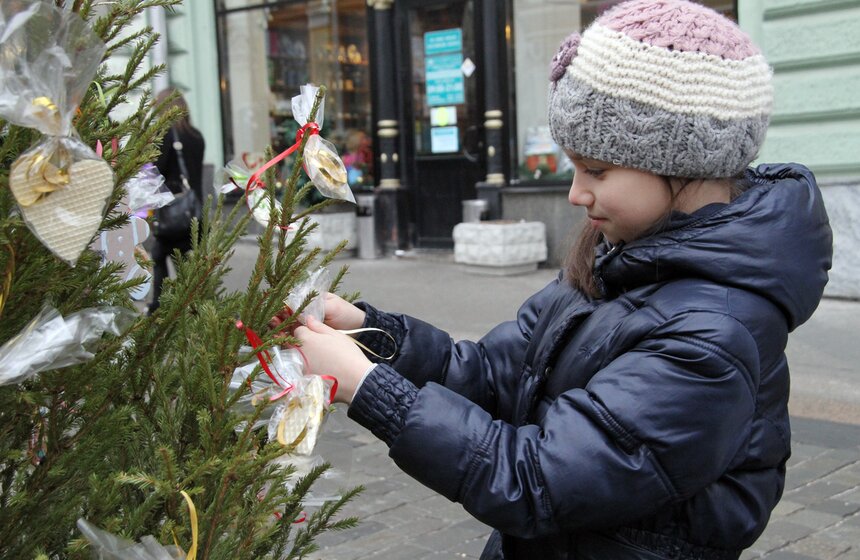 В Москве прошел праздник "Удивительные елки-удивительным детям" 13 фото