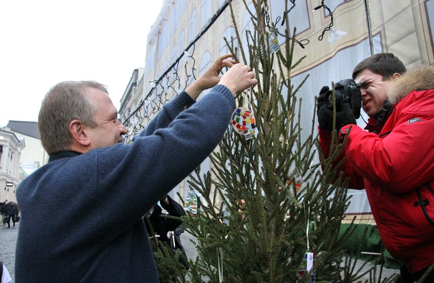 В Москве прошел праздник "Удивительные елки-удивительным детям" 16 фото