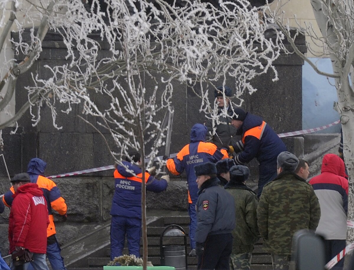 Люди в синем на теракте. 29 Декабря 2013 Волгоград теракт. Взрыв вокзала в Волгограде. Взрыв вокзала в Волгограде 2013. Теракт в Волгограде вокзал.