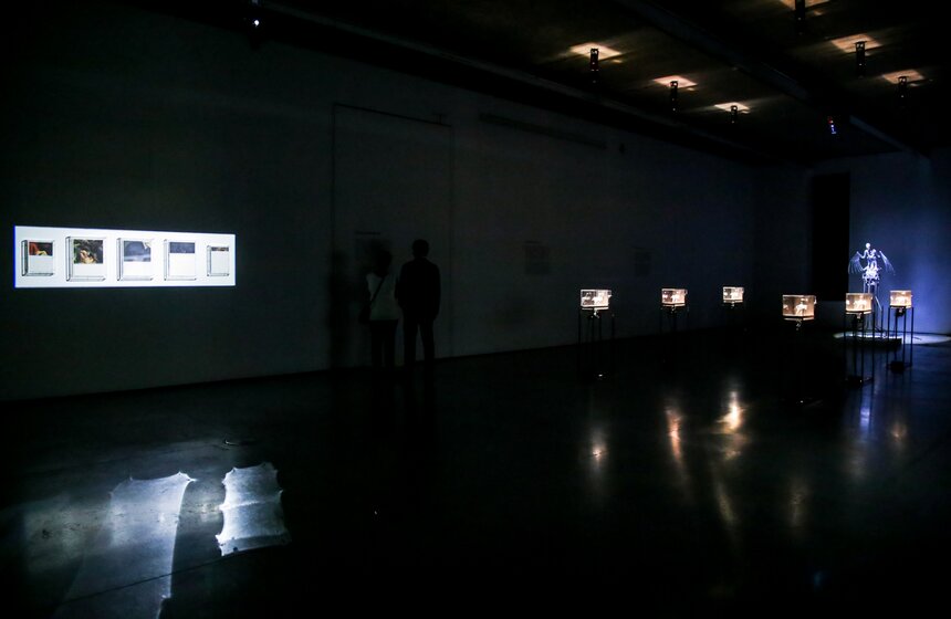 В Москве открылась выставка Мэта Коллишоу "Зона машин" 17 фото