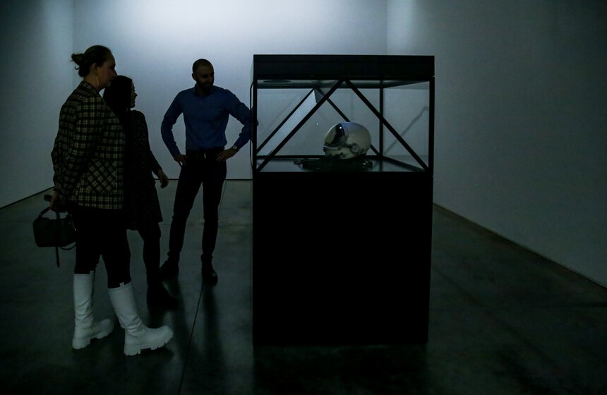 В Москве открылась выставка Мэта Коллишоу "Зона машин" 15 фото