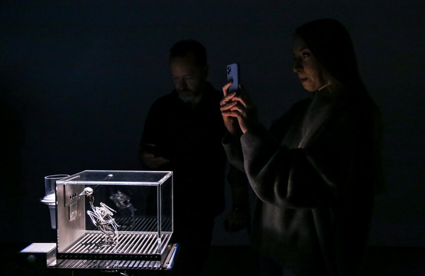 В Москве открылась выставка Мэта Коллишоу "Зона машин" 23 фото