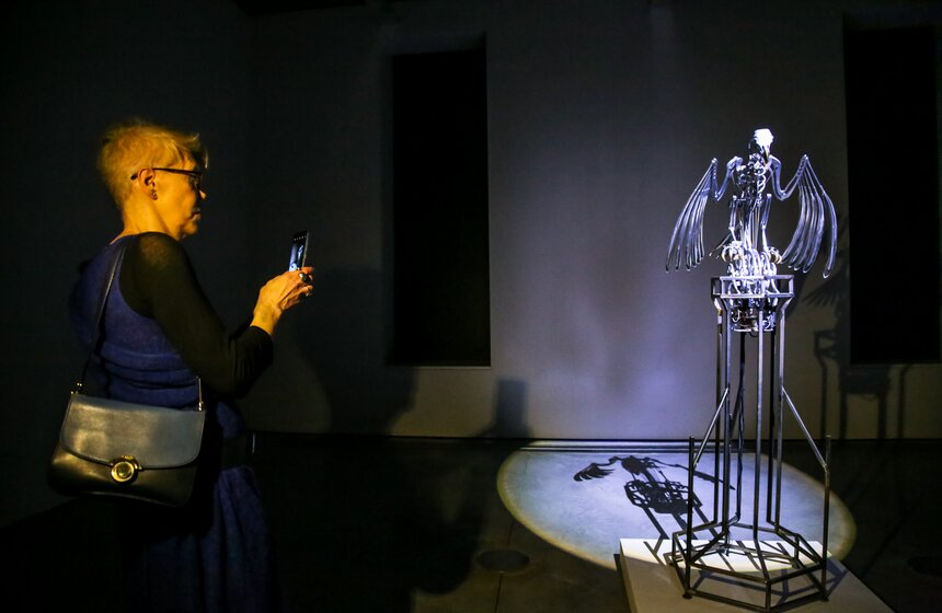 В Москве открылась выставка Мэта Коллишоу "Зона машин" 25 фото