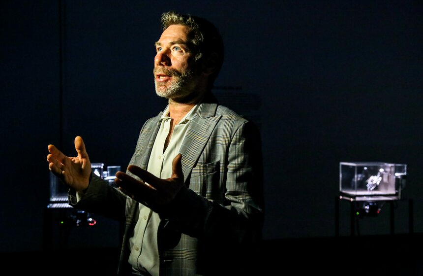 В Москве открылась выставка Мэта Коллишоу "Зона машин" 12 фото