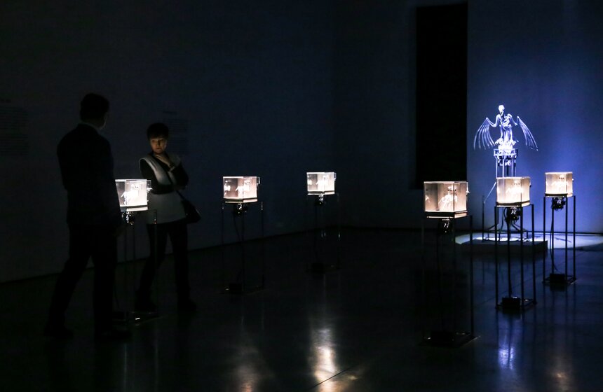 В Москве открылась выставка Мэта Коллишоу "Зона машин" 18 фото