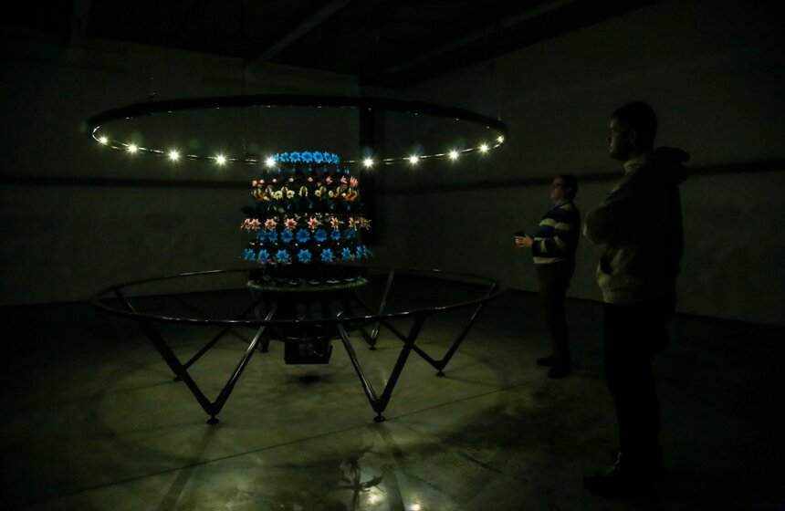 В Москве открылась выставка Мэта Коллишоу "Зона машин" 24 фото