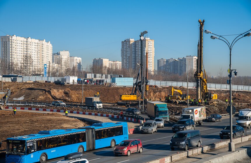 Собянин осмотрел ход реконструкции развязки МКАД и Липецкой улицы 2 фото