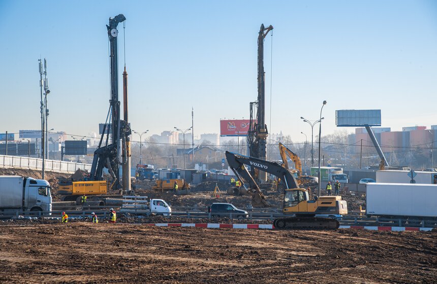 Собянин осмотрел ход реконструкции развязки МКАД и Липецкой улицы 9 фото