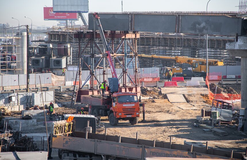 Собянин осмотрел ход реконструкции развязки МКАД и Липецкой улицы 4 фото