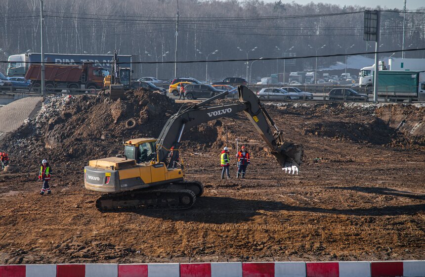 Собянин осмотрел ход реконструкции развязки МКАД и Липецкой улицы 7 фото