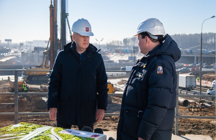 Собянин осмотрел ход реконструкции развязки МКАД и Липецкой улицы 11 фото