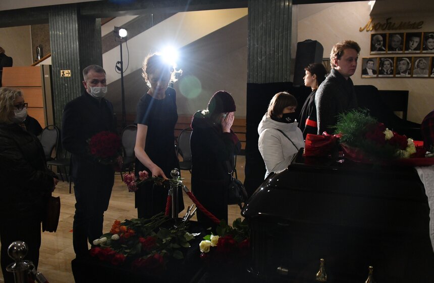 В Москве простились с актером Олегом Вавиловым 21 фото