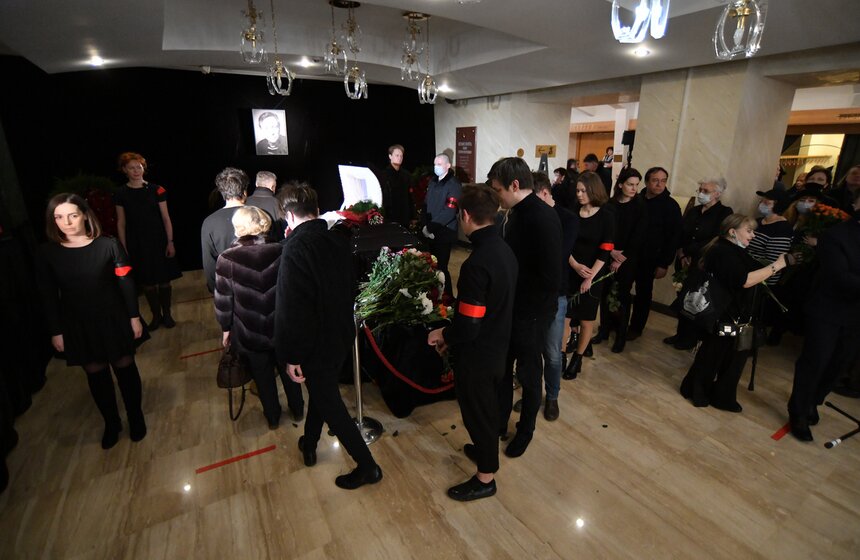 В Москве простились с актером Олегом Вавиловым 19 фото