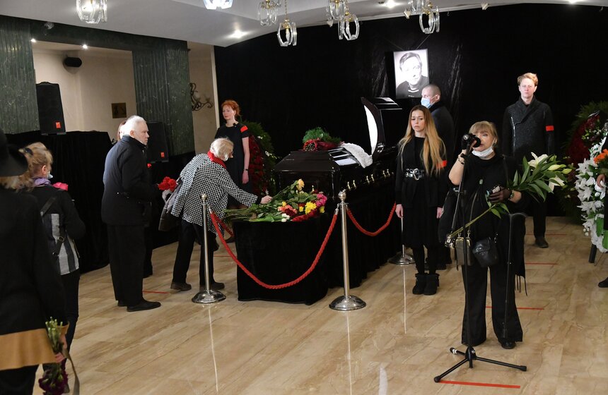 В Москве простились с актером Олегом Вавиловым 18 фото