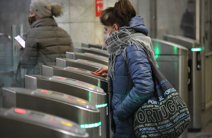 В метро Москвы усилят работу касс из-за проблем с Apple Pay и Google Pay 2 фото