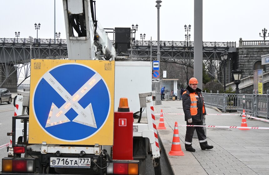 На Пречистенской набережной провели весеннюю промывку фонарных столбов 10 фото