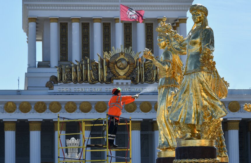 Фонтаны "Дружба народов" и "Каменный цветок" на ВДНХ промыли после зимы 5 фото