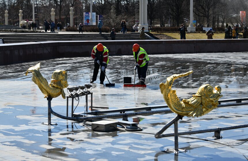 Фонтаны "Дружба народов" и "Каменный цветок" на ВДНХ промыли после зимы 4 фото