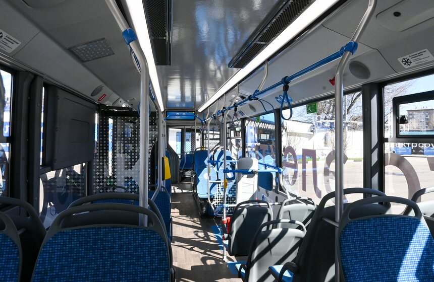 Электробус-гармошка вышел на маршрут м2 в Москве 6 фото