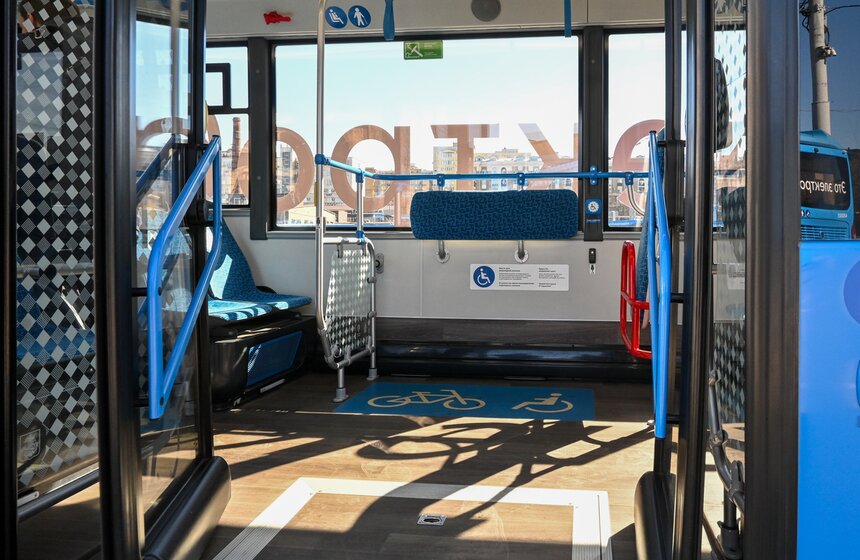 Электробус-гармошка вышел на маршрут м2 в Москве 5 фото