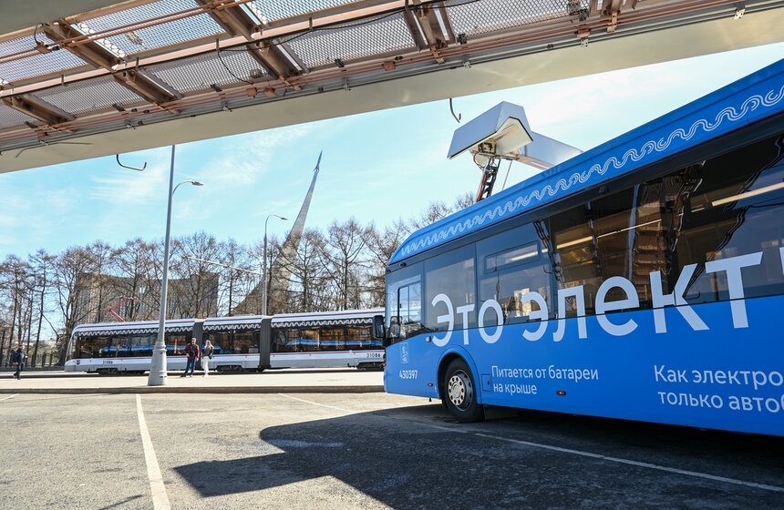 Электробус-гармошка вышел на маршрут м2 в Москве 21 фото
