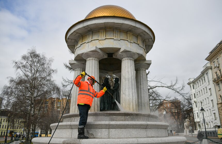 В Москве очистили фонтан-ротонду "Наталья и Александр" у Никитских ворот 6 фото