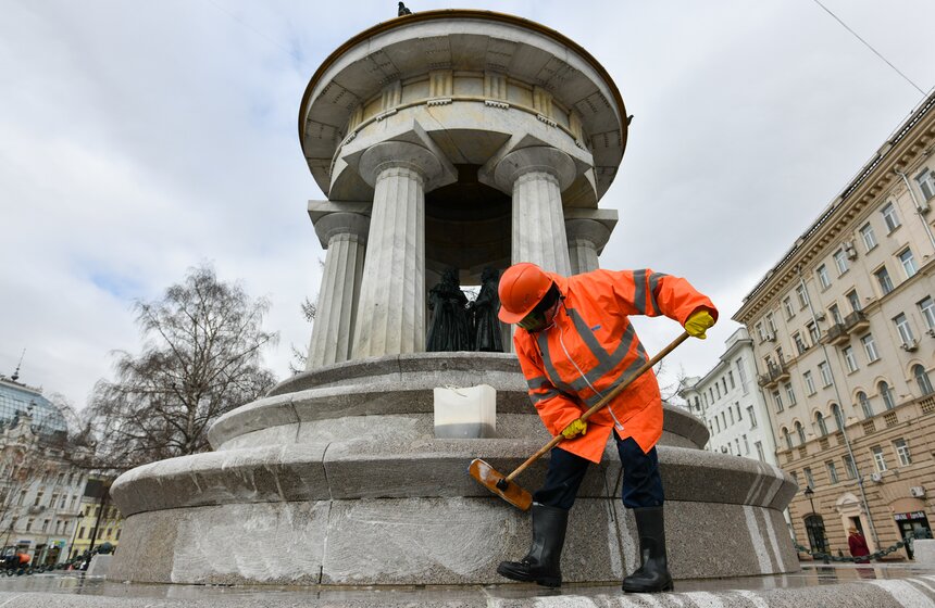 В Москве очистили фонтан-ротонду "Наталья и Александр" у Никитских ворот 14 фото